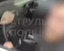 В Мариуполе водитель нарушил ПДД: спешил с женой в роддом