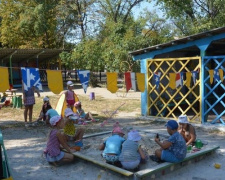 Плитка вместо асфальта: в Мариуполе реконструируют территорию школы и детского сада (ФОТО)