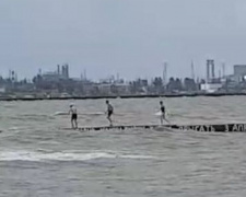 В Мариуполе подростки во время шторма прыгают с пирса в море (ФОТО+ВИДЕО)