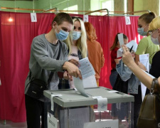 В левой руке – сникерс, в правой – бюллетень: жителей оккупированного Донбасса возят на выборы в Госдуму РФ