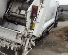 В частном секторе Мариуполя мусоровоз провалился в яму (ФОТО)