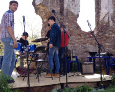 Мариупольские подростки на развалинах синагоги провели арт-пикник (ФОТО)