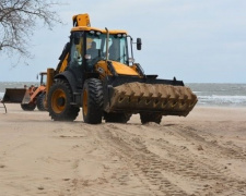 Мариупольские пляжи готовят к открытию сезона (ФОТО)
