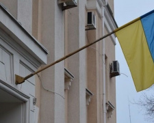 В Мариуполе в знак скорби приспустили флаги