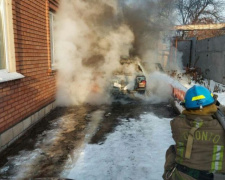 В Мариуполе горели машины: понадобилась помощь спасателей