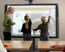 Крупнейшие школы Мариуполя предлагают оборудовать интерактивными досками
