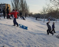 Зима в Мариуполе: жители "вооружившись" санками устроили катания в парке (ФОТОФАКТ)