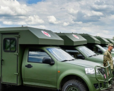 Военным медикам в Донбассе передали более 20 санитарных автомобилей (ФОТО)