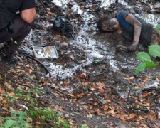 Женщина в шоковом состоянии лежала в заболоченном овраге в Мариуполе