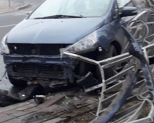 В центре Мариуполя водитель снес ограждение, а на одном из проспектов столкнулись четыре авто