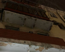 В центре Мариуполя обрушилась часть балкона (ФОТОФАКТ)