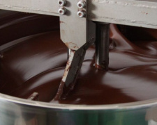 «Сладкая катастрофа»: грузовик разлил тонну жидкого шоколада во Франции