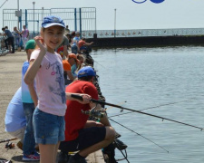 На празднике «Азовского бычка» в Мариуполе ловили рыбу, варили уху и танцевали (ФОТО)