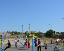 Спортивную площадку на окраине Мариуполя оборудовали антивандальными тренажерами (ФОТО)