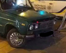 В центре Мариуполя автомобиль влетел в металлическое ограждение (ДОПОЛНЕНО)