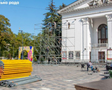 Центр Мариуполя украшают ко Дню города (ФОТОФАКТ)