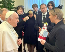 Папі Римському передали ляльку-мотанку від маленьких маріупольців - подробиці