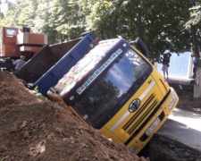 В Мариуполе грузовик провалился в огромную яму (ФОТОФАКТ)