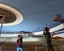 В одном из мариупольских дворцов культуры реставрируют потолок с лепниной