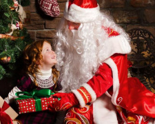 Дед Мороз и Снегурочка из телевизора проведают в Мариуполе зрителей (ВИДЕО)