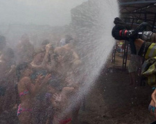 Празднующих мариупольцев облили двумя тоннами воды (ФОТО+ВИДЕО)