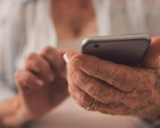 Устроила личную жизнь: 82-летняя британка зарегистрировала внука в Tinder