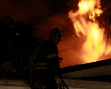 В полночь спасатели Мариуполя отбили жилой дом от надвигающегося пламени соседнего пожара