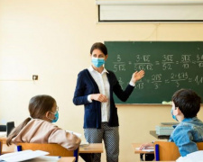 Повышение зарплаты украинским учителям «поставили на паузу» – не хватает денег
