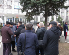 У областного Главка Нацполиции в Мариуполе протестовали экс-сотрудники МВД (ФОТО+ВИДЕО)