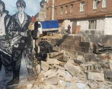 В Мариуполе мурал полка «Азов» превратился в руины (ФОТОФАКТ)