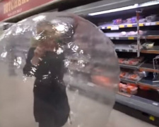 За покупками в магазин в огромном пластиковом шаре(ВИДЕО)