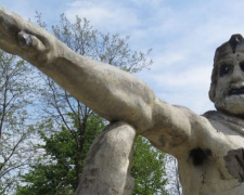 Битва за Посейдон: мариупольцы просят не сносить скульптуру в Приморском парке