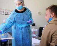 В Украине за сутки более 900 человек заразились коронавирусом