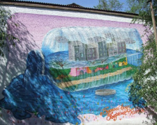В Мариуполе мурал на стене школы призывает беречь воду (ФОТОФАКТ)