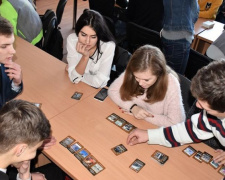Студенты разработали настольную историческую игру «Мариуполь step by step» (ФОТО)
