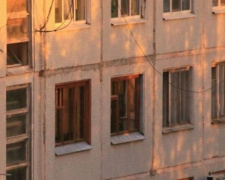 В Мариуполе мужчина выпал из окна многоэтажки и замерзал до приезда «скорой»