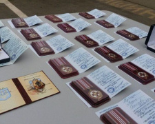 Служащие мариупольского военного госпиталя получили "знаки народного уважения" (ФОТО)