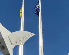 Символ единства и силы: над мариупольской площадью подняли сине-желтый флаг