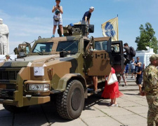 Мастер-классы и уроки военного дела: Мариуполь празднует День освобождения (ФОТО)