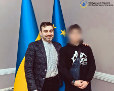 В Україну повернули хлопця з-під Маріуполя, якого незаконно всиновили в росії
