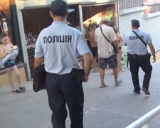 Продавщица одного из прибрежных кафе под Мариуполем бросила товар, убегая от полиции