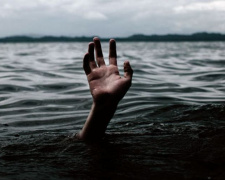 В Мариуполе спасли мужчину, который упал в реку