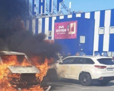 Микроавтобус сгорел дотла возле гипермаркета на Донетчине