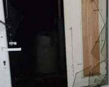 Житель Донетчины через окно залез в чужой дом с топором и пытался спрятаться за мебелью