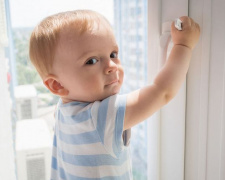 В Мариуполе ребенок выпал из окна. Как обезопасить детей в квартире?