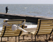 В Мариуполе на побережье появится «Солнечный пляж» с современными шезлонгами (ФОТО)