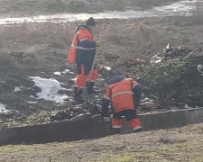 Для предотвращения подтопления в Мариуполе чистят самую проблемную ливневку (ФОТО)
