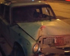 В Мариуполе водитель врезался в столб и бросил автомобиль