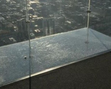 В США треснул стеклянный пол на высоте в 442 метра (ВИДЕО)