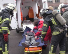 В Мариуполе пожарные и «скорая помощь» эвакуируют «пострадавших» из СК «Ильичевец»